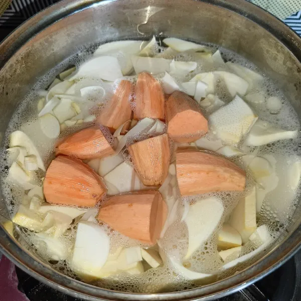 Masukkan juga ubi yang sudah dikupas dan dipotong-potong.