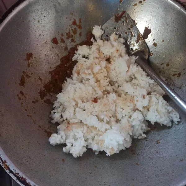 Setelah bumbu matang masukkan nasi aduk hingga tercampur rata.