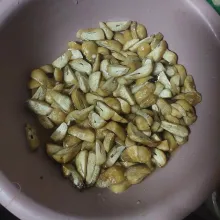 Potong jamur sesuai selera (kalau aku dibelah 4).