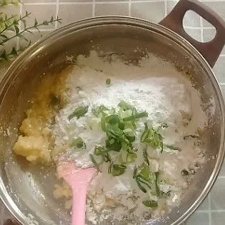 Campur dengan tepung tapioka dan daun bawang.
