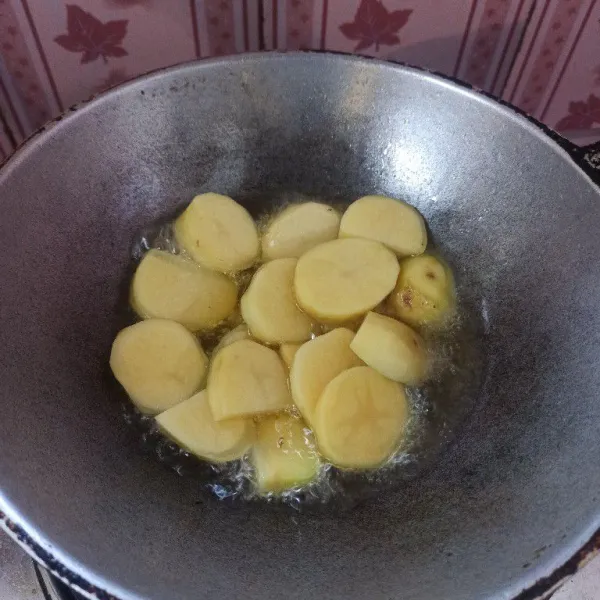 Kupas kentang potong-potong dan cuci bersih kemudian goreng hingga empuk dan matang, setelah itu angkat dan tiriskan, lalu ulek sampai halus.