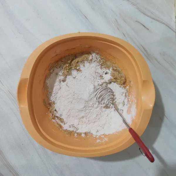 Tambahkan tepung sagu secara bertahap, aduk kembali hingga tercampur rata sampai adonan dapat dibentuk.