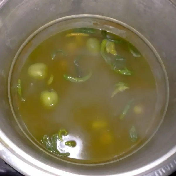 Didihkan air, kemudian rebus cabai, tomat bawang merah dan bawang putih sampai matang.