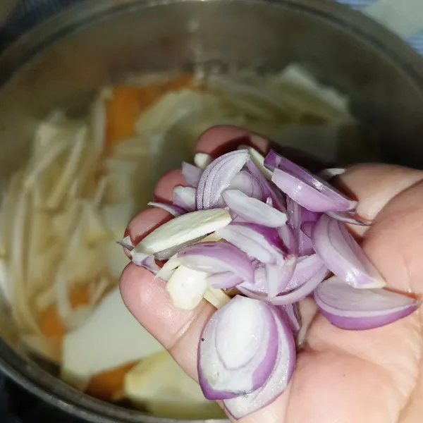 Tambahkan irisan bawang merah dan bawang putih, masak sampai umbut dan uni empuk.