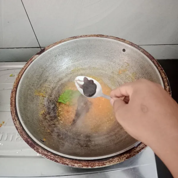 Tambahkan penyedap rasa, gula dan kecap manis.