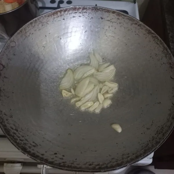 Tumis irisan bawang bombay dan bawang putih hingga harum, tiriskan.