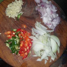 Potong per bawangan dan cabai.