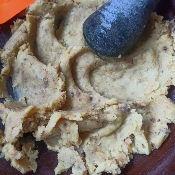 Campur kentang yang sudah dihaluskan dan bumbu halus jadi satu aduk hingga tercampur rata.