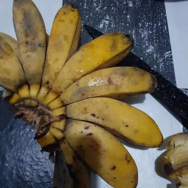 Siapkan pisang kepok matang . Kupas lalu iris kecil