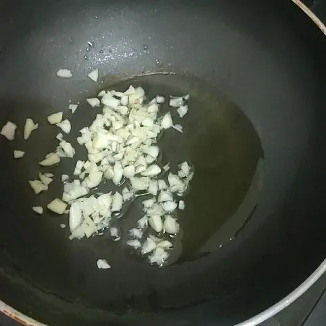 Di wajan lain tumis bawang putih cincang hingga harum.