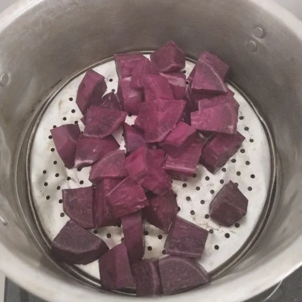 Kukus ubi ungu yang sudah dikupas dan dipotong-potong.