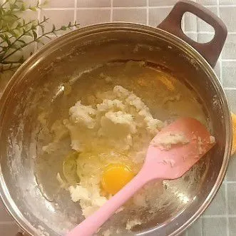 Setelah uap panas berkurang masukan telur, aduk rata.