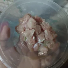 Potong ayam kecil-kecil seukuran jamur.