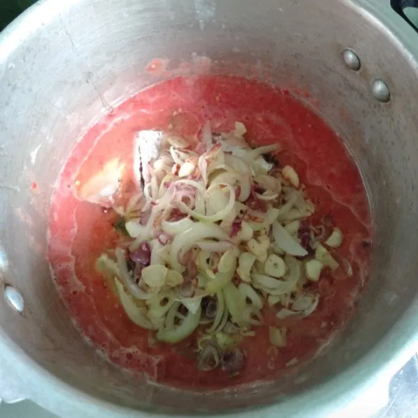 Masukan bawang yang di goreng beserta minyaknya dan garam, presto ± 90 menit api sedang cenderung kecil, presto hingga matang.