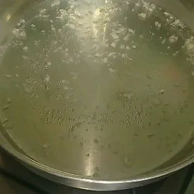 Rebus air, garam dan bawang putih.
