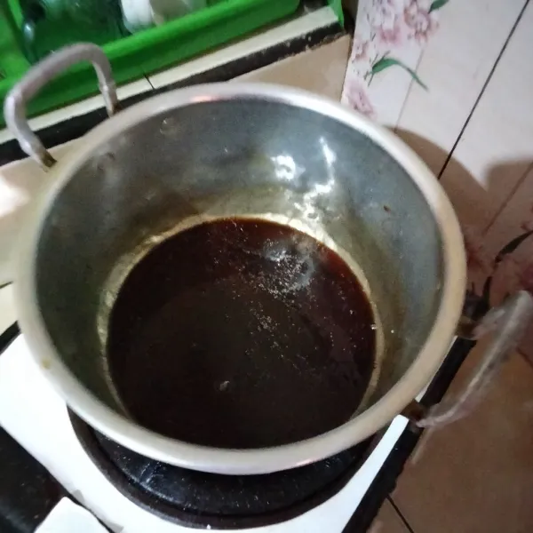 Cairkan gula merah dengan 120 ml air kemudian saring agar bersih, sisihkan