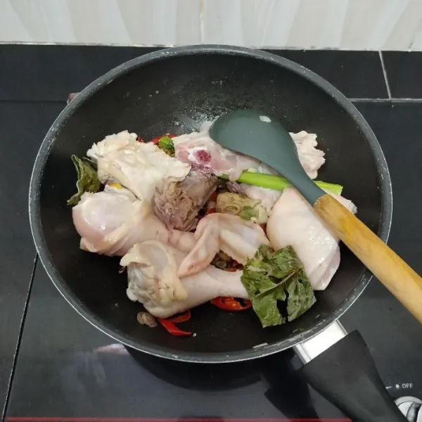 Masukkan ayam, aduk rata hingga ayam agak berubah warna.
