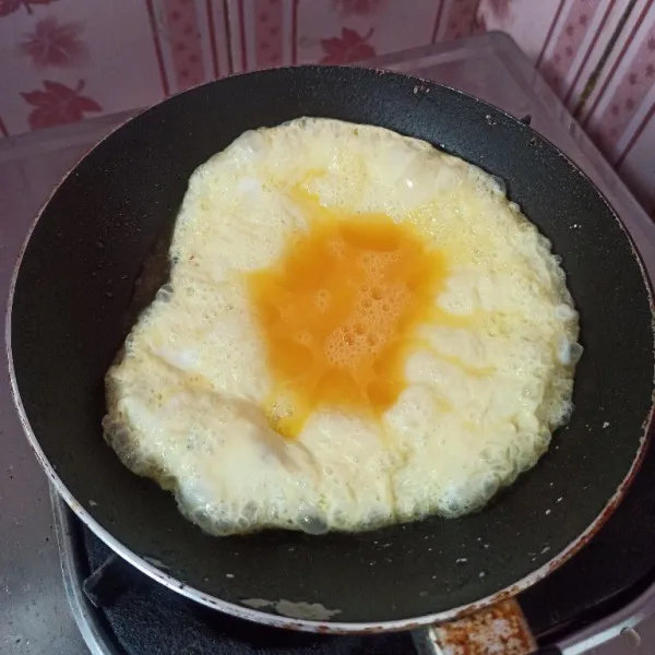 Kocok lepas telur dan garam secukupnya, kemudian goreng hingga matang setelah matang angkat dan tiriskan.