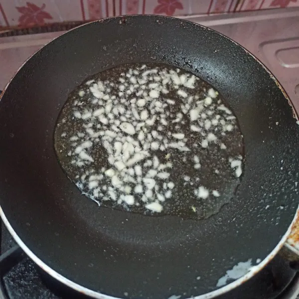 Membuat minyak bawang: panaskan minyak goreng kemudian masukkan bawang putih, tumis sampai bawang kecoklatan setelah itu sisihkan terlebih dahulu.