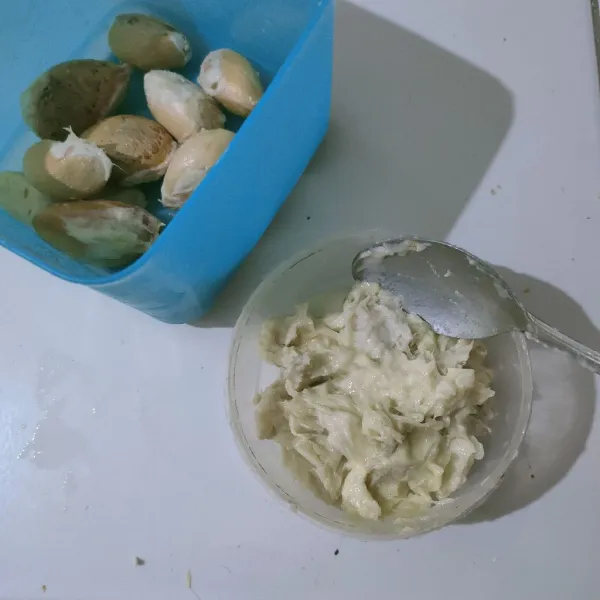 Pisahkan daging durian dari bijinya lalu haluskan
