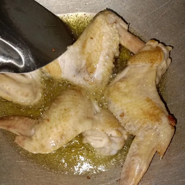 Goreng ayam setengah matang.