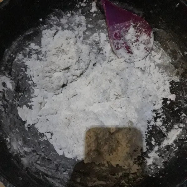 Setelah tidak panas, campurkan dengan 80 gr tepung tapioka.