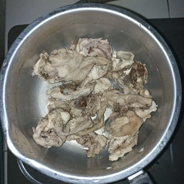 Rebus balungan ayamnya terlebih dahulu, buang airnya dan tiriskan.