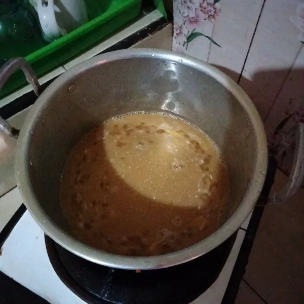 Kocok telur di panci masukkan air gula yang telah disaring. Masukkan juga bubuk agar, air, santan instan, gula pasir, garam dan vanili essence aduk hingga rata