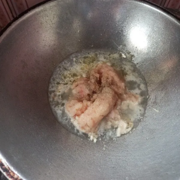 Tumis bawang putih dan jahe sampai harum dan matang, setelah itu masukkan ayam kemudian tambahkan air secukupnya kemudian bumbui dengan garam, kaldu bubuk dan lada bubuk secukupnya aduk hingga tercampur rata.