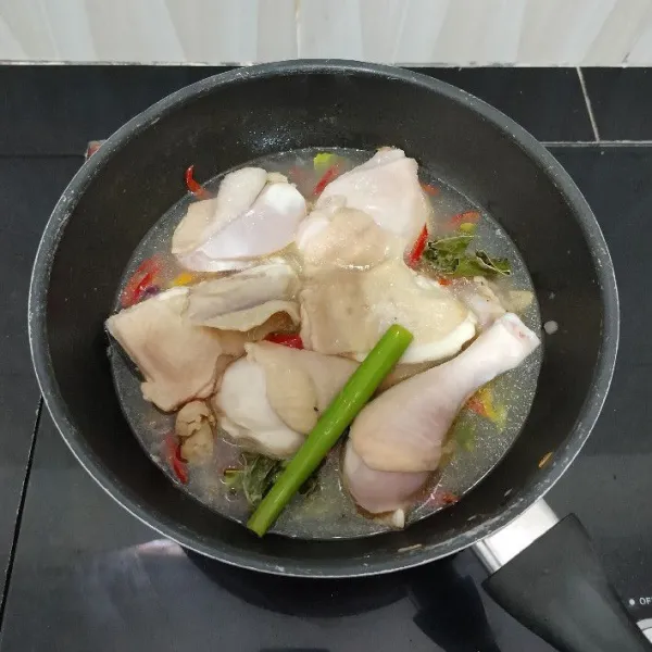 Lalu masukkan air dan garam. Masak hingga mendidih.