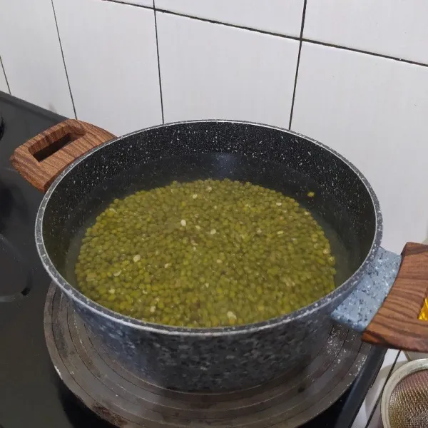 Cuci bersih kacang hijau lalu pindahkan ke dalam panci tambahkan air.