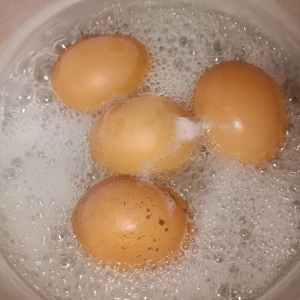 Siapkan semua bahan. Rebus dahulu telur hingga matang.