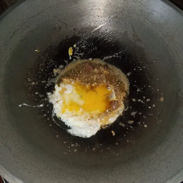 Tumis bumbu hingga harum, pecahkan 1 butir telur ayam lalu orak arik.