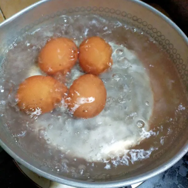 Rebus telur hingga matang, kupas kulitnya.
