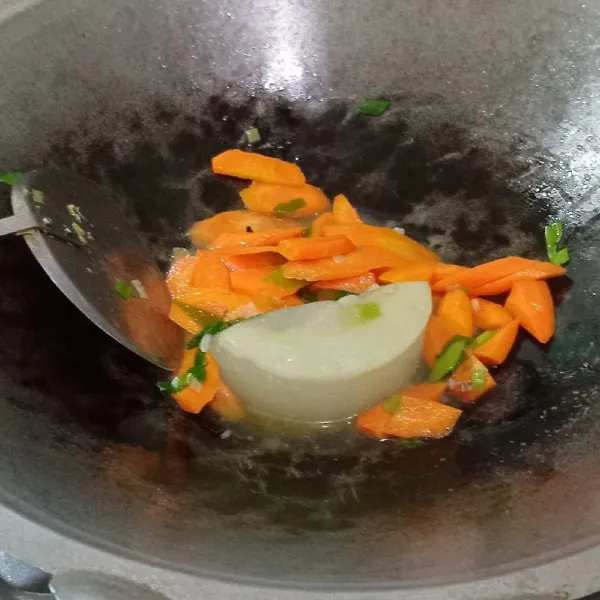 Masukkan air kaldu ayam.