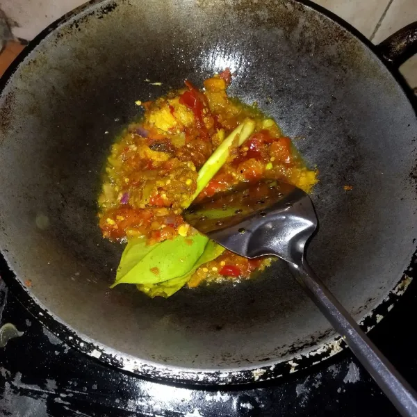 Panaskan secukupnya minyak goreng, kemudian tumis bumbu uleg sampai harum,masukkan daun salam serai dan ebi,masak sampai bumbu tanak