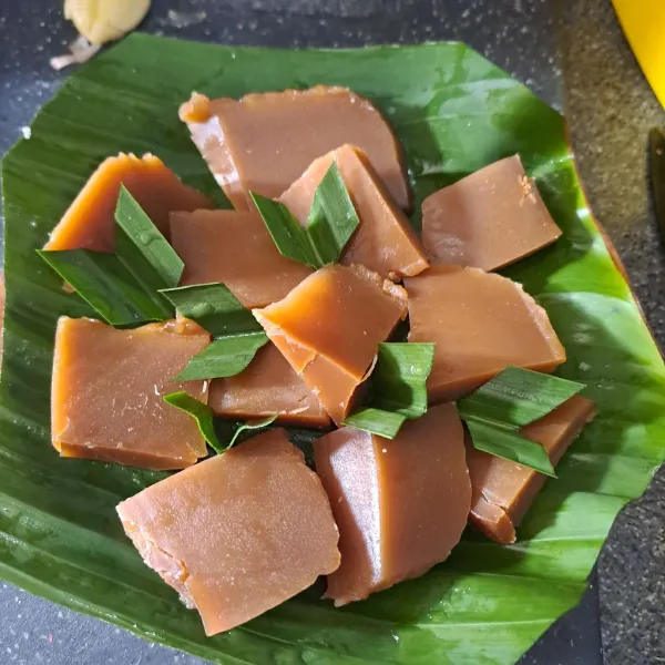 Ambil mangkok apa piring lalu alasi dengan daun pisang susun kue keranjang masukan daun pandan.