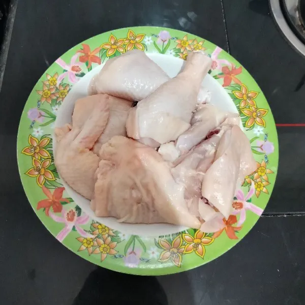 Potong-potong ayam sesuai selera, lalu cuci bersih.