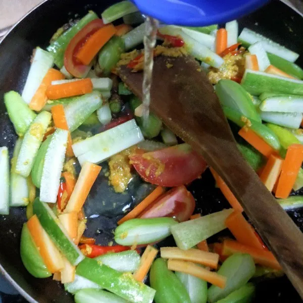 Masukkan potongan timun,Wortel, tomat dan belimbing wuluh serta air.