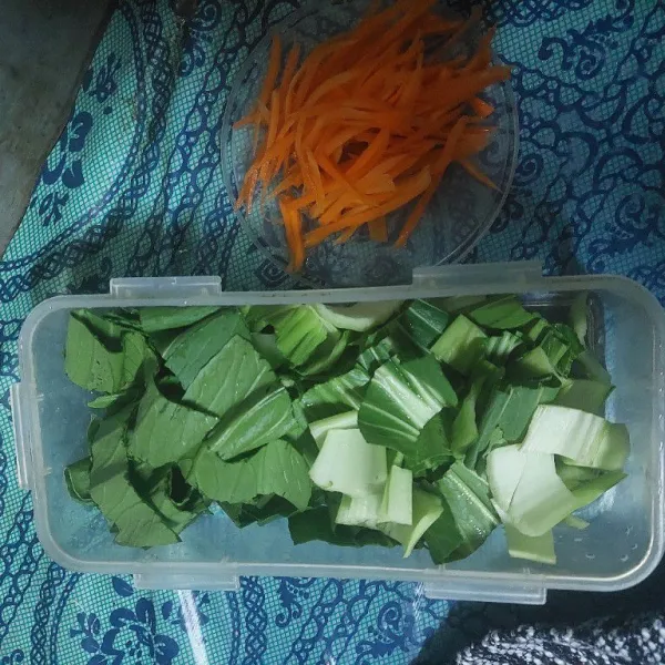 Potong-potong sayuran yang ada di kulkas.