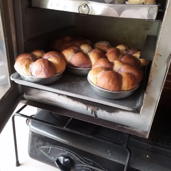 Panggang dalam oven yang sudah dipanaskan, gunakan api sedang hingga matang. Sesuaikan dengan oven masing-masing. Keluarkan dari loyang dan olesi atasnya dengan margarin cair.