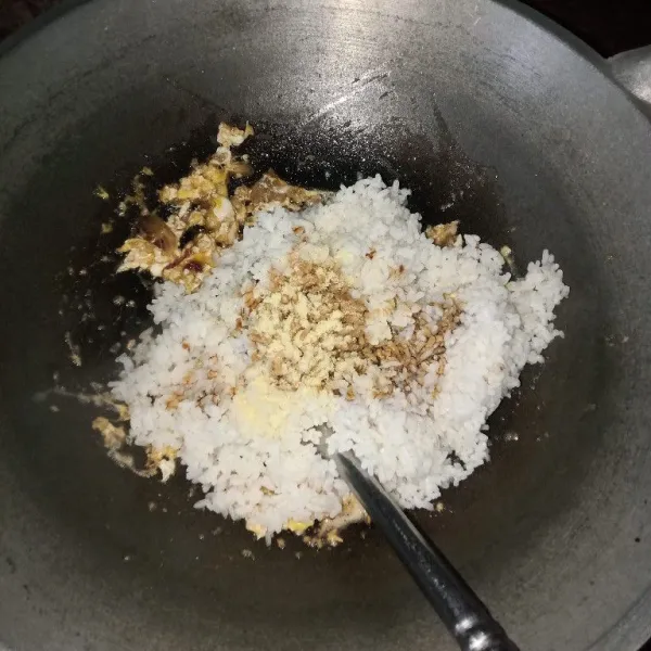Masukkan nasi, kemudian bumbui dengan garam, kaldu bubuk dan msg.