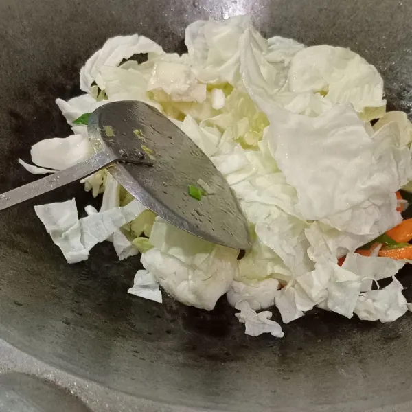 Masukkan kol, masak hingga wortel dan kol matang.
