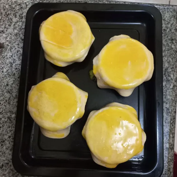 Tutup dengan kulit pastry yang diolesi dengan kuning telur, panggang hingga matang