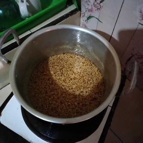 Hidupkan api gunakan api sedang, aduk terus hingga mendidih dan lumut terlihat. Matikan api biarkan uap anas hilang sambil terus diaduk agar lapisan tidak terpisah