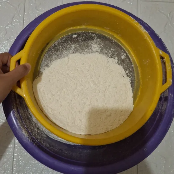 Campurkan tepung terigu dan maizena kemudian ayak dan sisihkan.