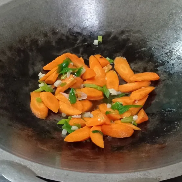 Masukkan wortel yang sudah dipotong menyerong.