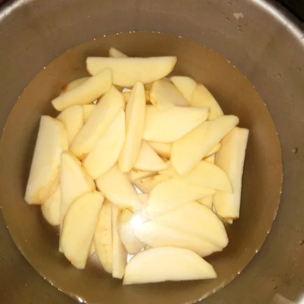 Kupas kentang cuci sampai bersih lalu potong-potong.