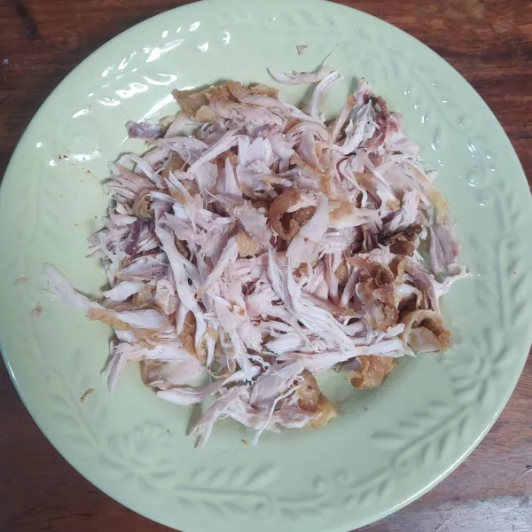 Kalau sudah dingin, suwir-suwir.