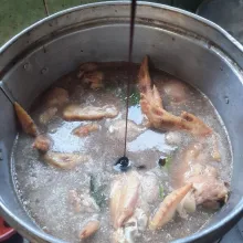 Tambahkan juga air kelapa dan kecap manis.
